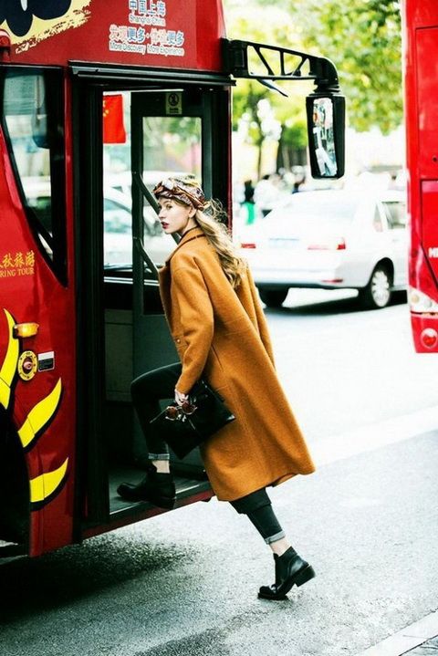 駝色已out！焦糖色大衣才夠?yàn)t灑