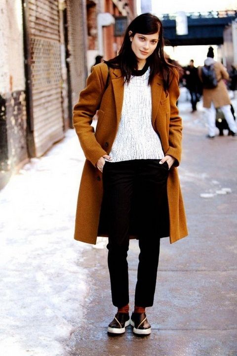 駝色已out！焦糖色大衣才夠?yàn)t灑