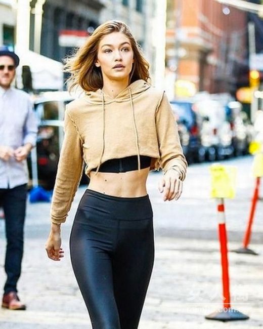 酷酷的連帽衛(wèi)衣:獻給深色控的你