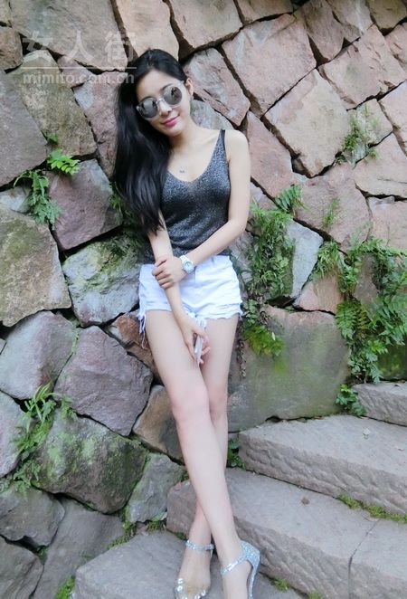 越來越低的領(lǐng)子 夏天就要小性感